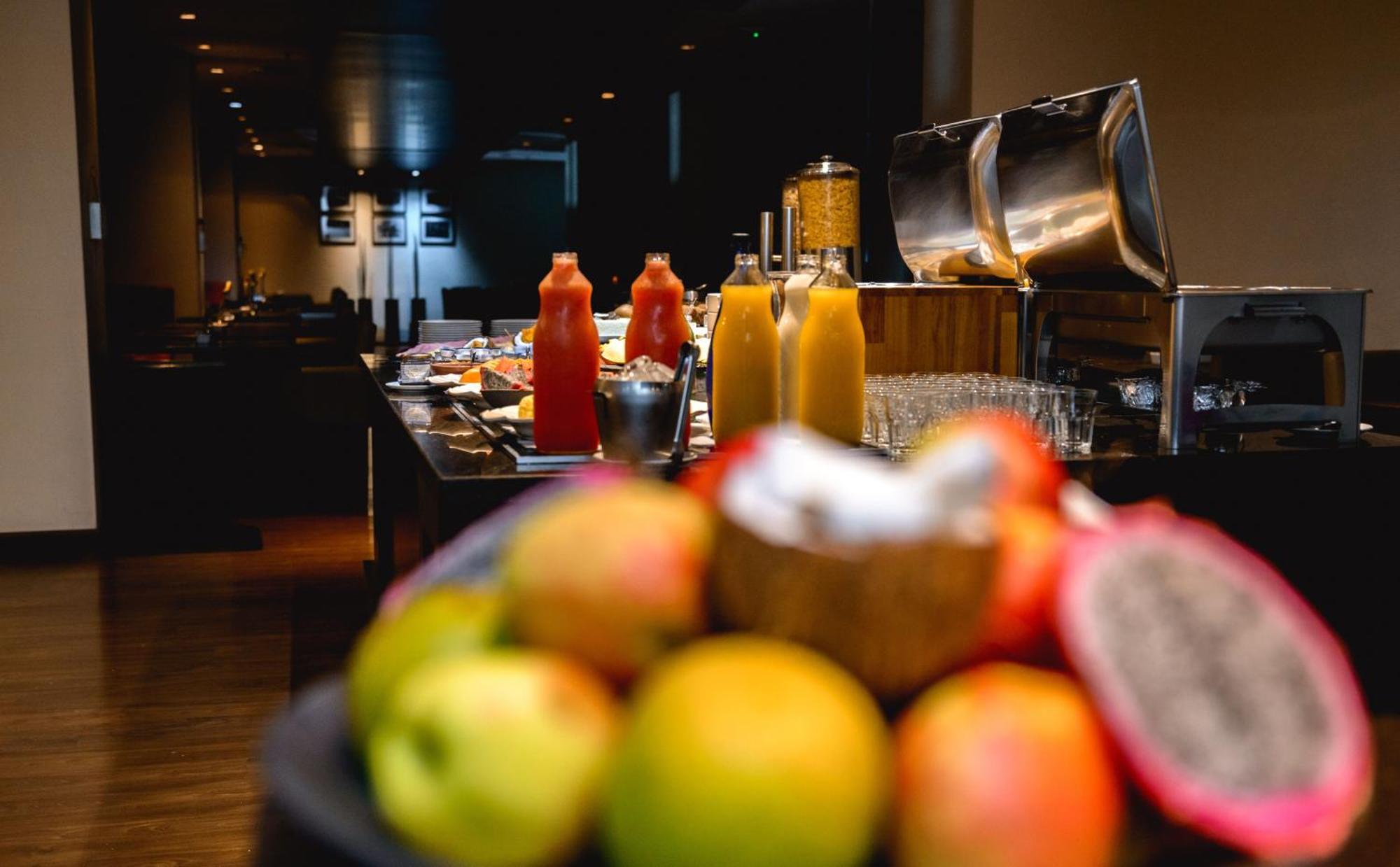 Radisson Alphaville Barueri Extérieur photo A buffet at a hotel