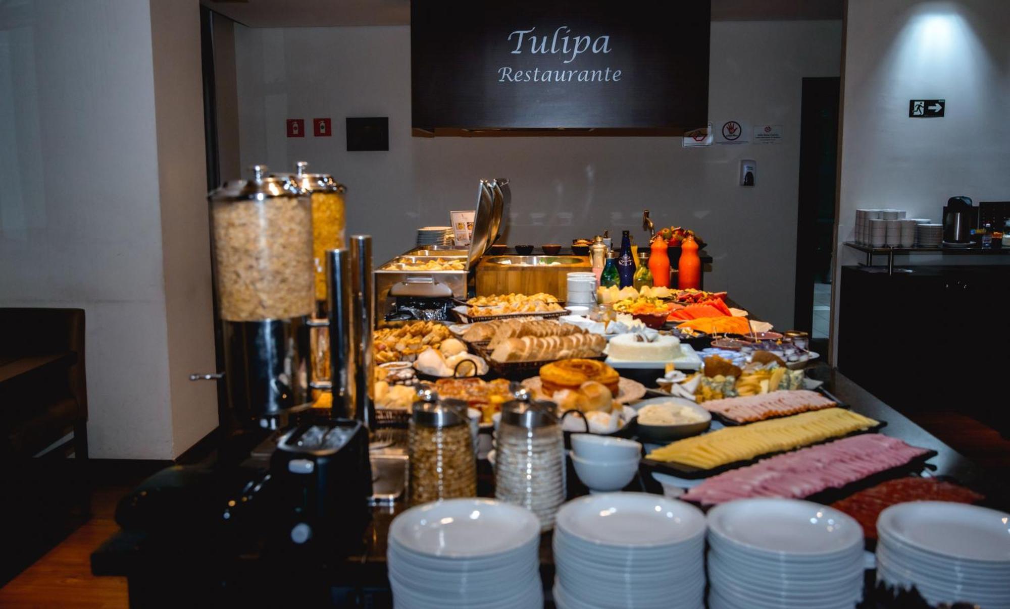 Radisson Alphaville Barueri Extérieur photo A buffet at a restaurant