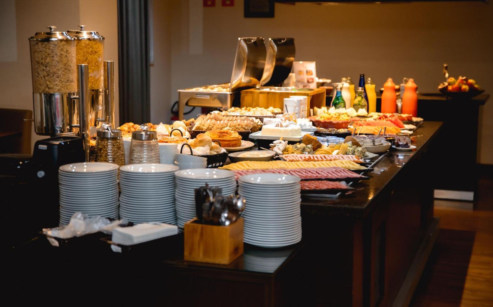 Radisson Alphaville Barueri Extérieur photo A buffet at a hotel
