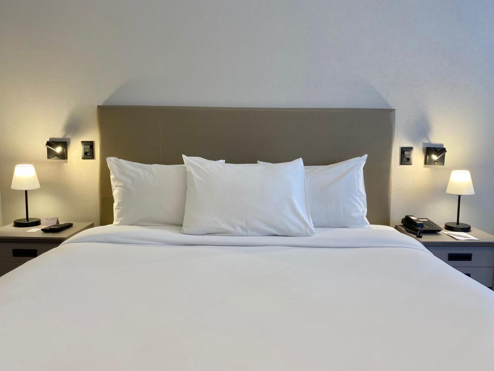 Radisson Alphaville Barueri Extérieur photo A bed with three pillows