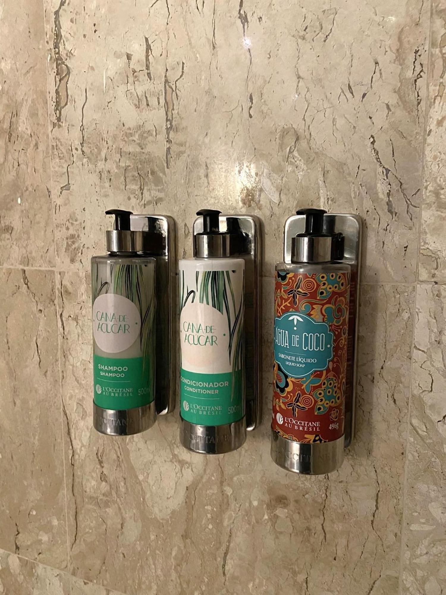Radisson Alphaville Barueri Extérieur photo A selection of shower gel, shampoo and conditioner